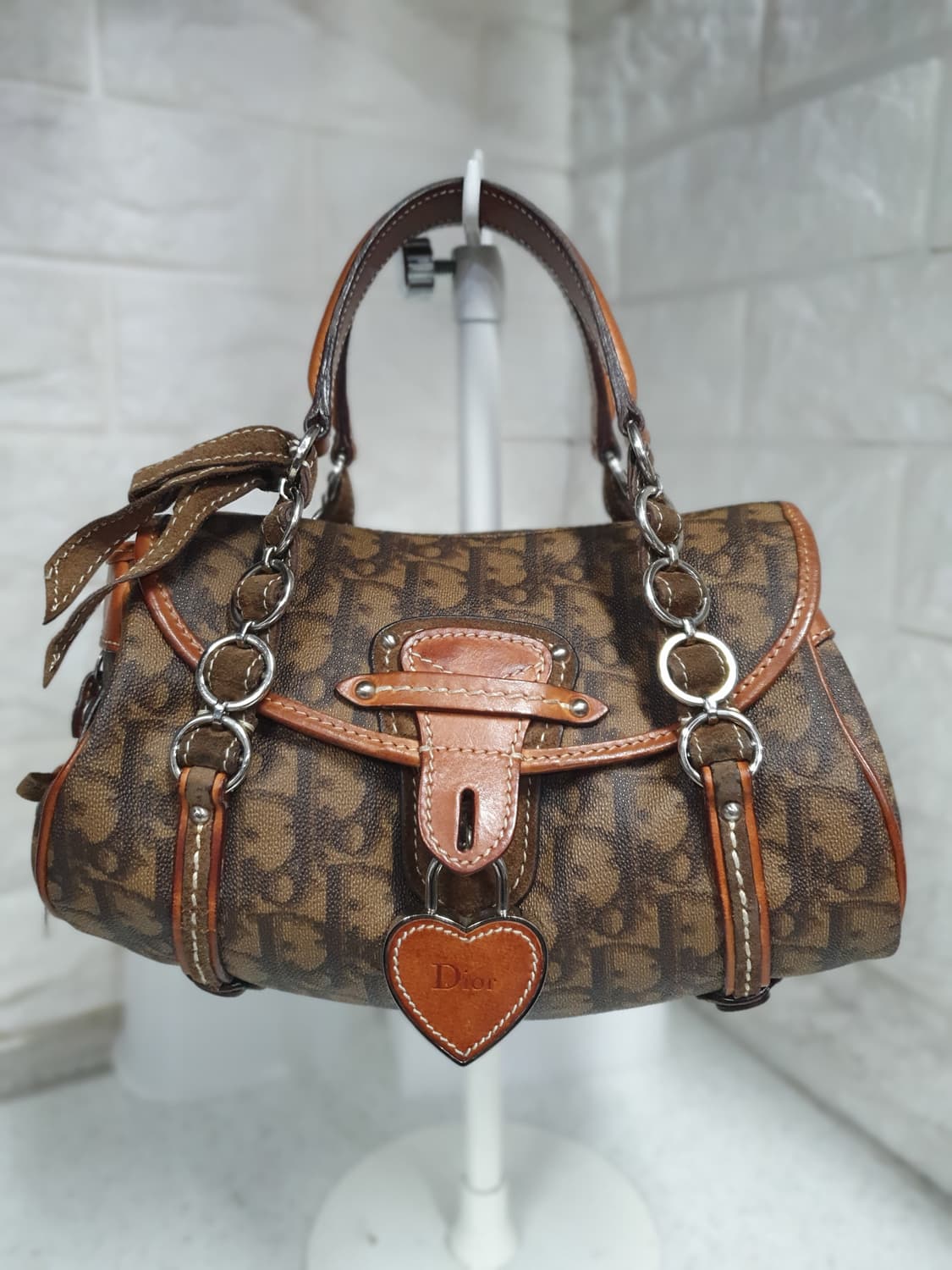 디올(Dior) 로맨틱 하트 브라운자물쇠 토트백 컨디션 좋아요. 상품이미지1