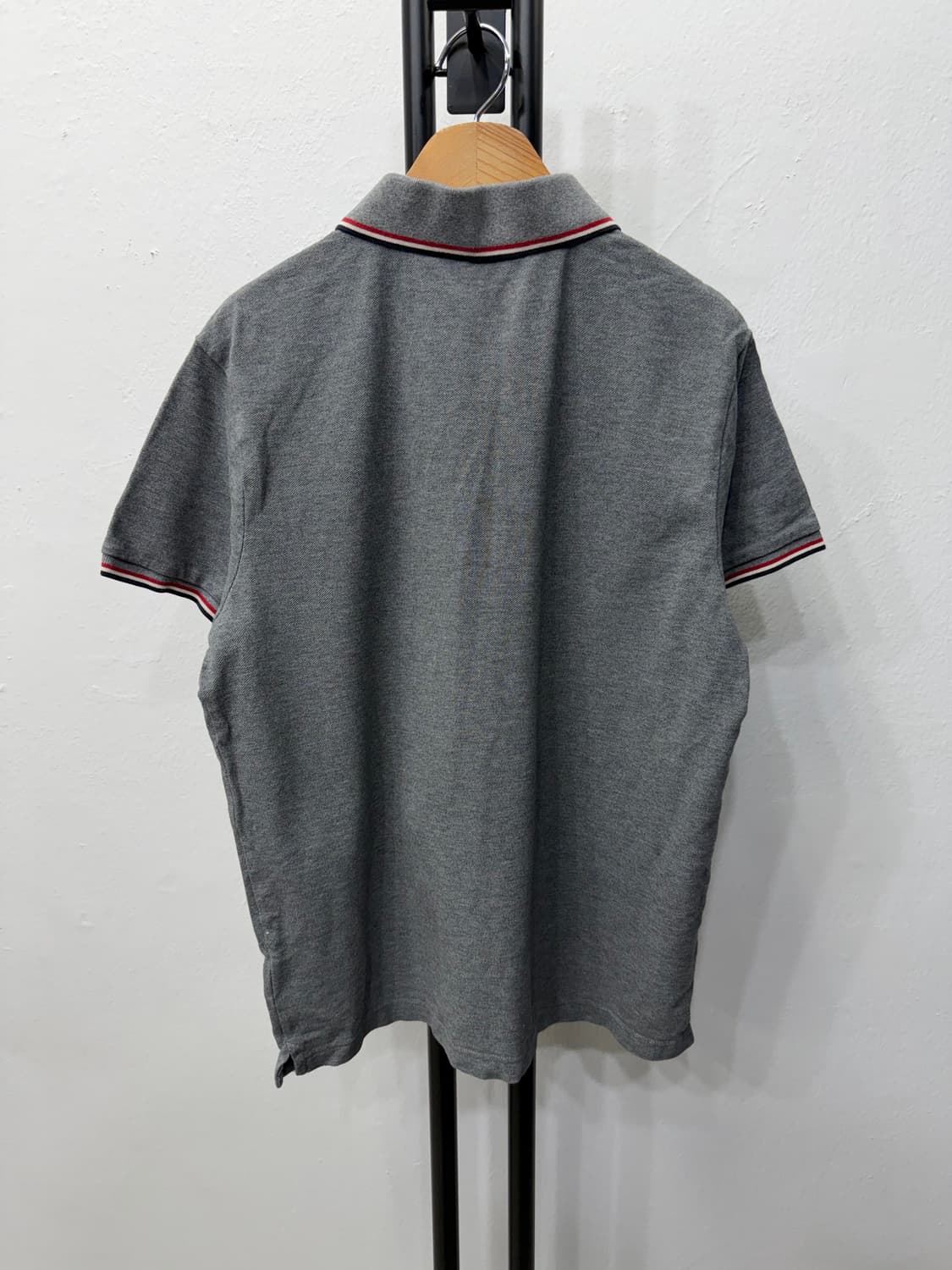 정품) 몽클레어 여성 그레이 삼선 카라 반팔 티셔츠 L 상품이미지5