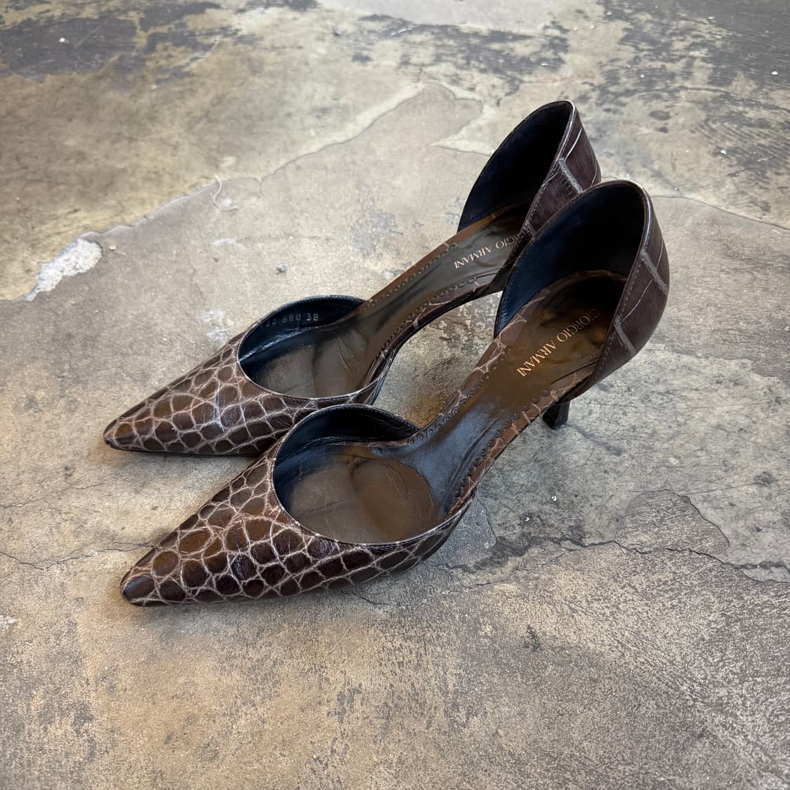 조르지오 알마니 크로커다일 엠보싱 스틸레토 키튼 힐 상품이미지3