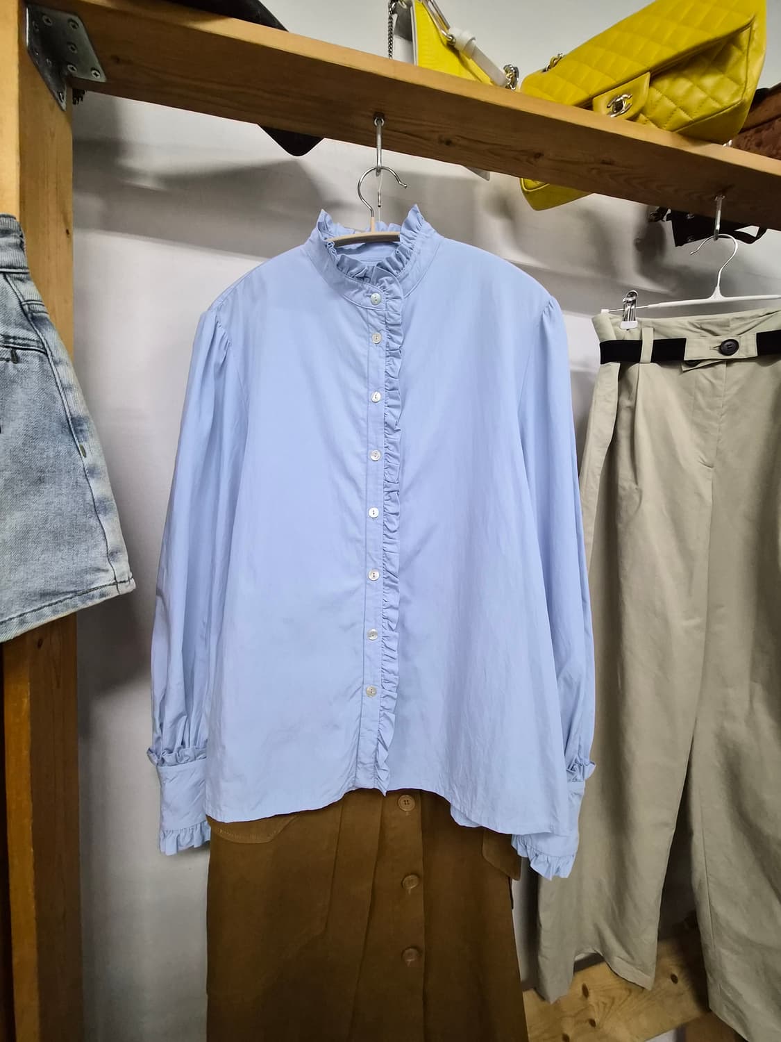 TAV 프릴 스탠드 넥 블라우. 쥬시쥬디 언발 카고 스커트 상품이미지2