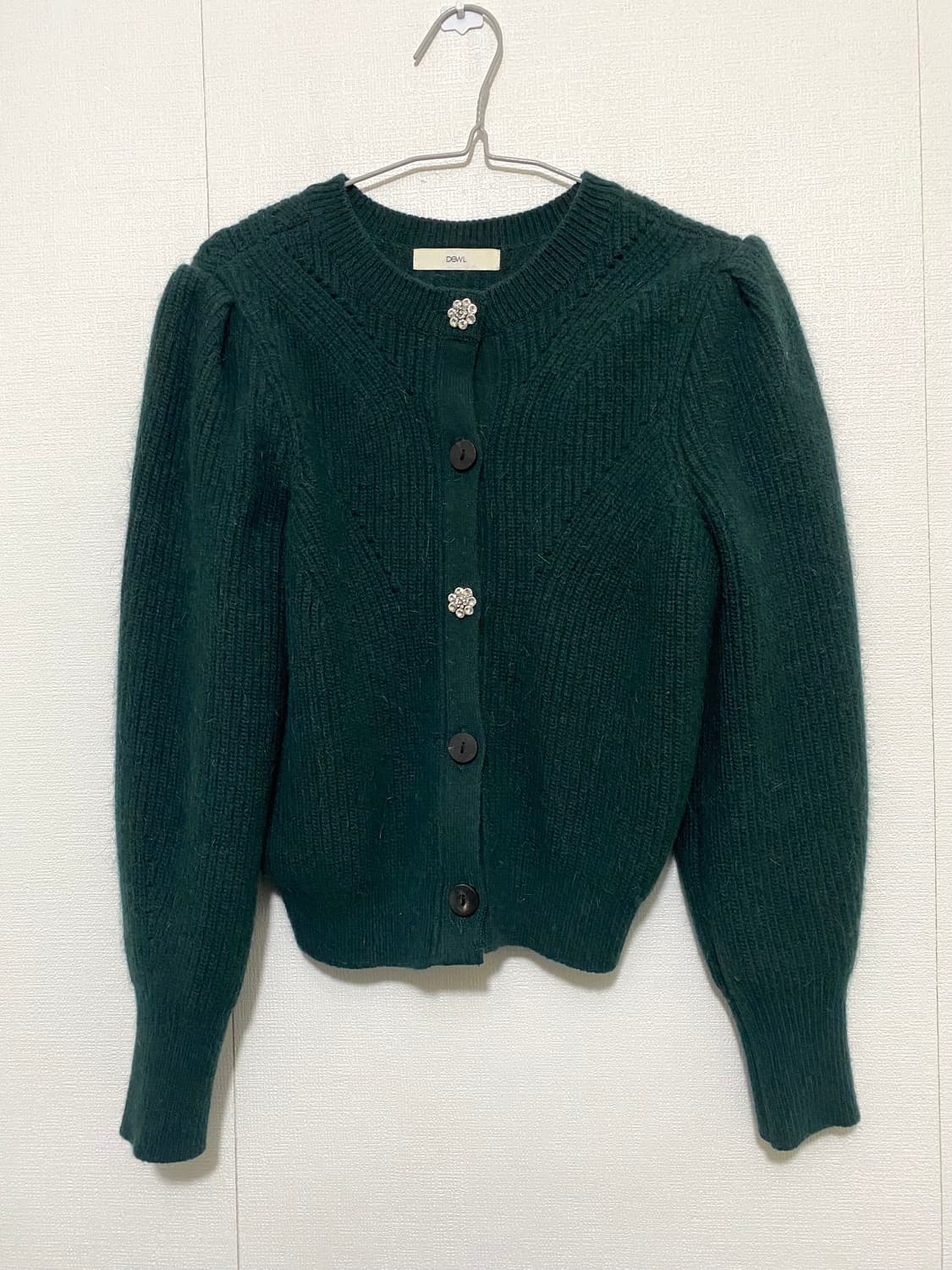 듀엘 큐빅 단추 소매 퍼프 앙고라 니트 상품이미지4