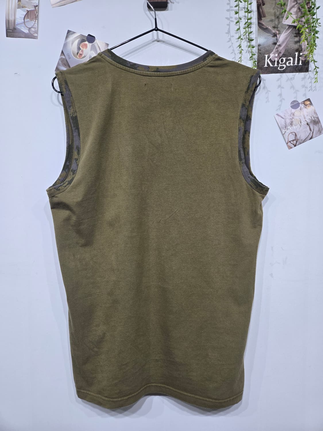 엠포리오 아르마니 카키색 V넥 민소매 티셔츠 상품이미지4