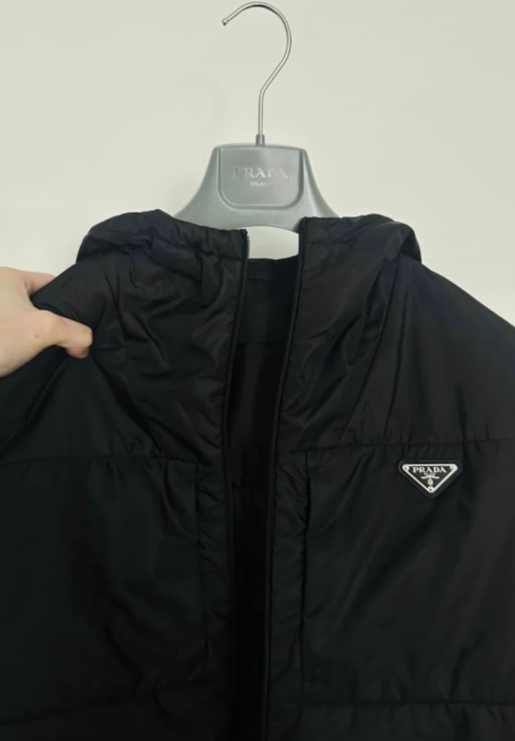프라다 리나일론 로고 패딩팝니다 상품이미지2