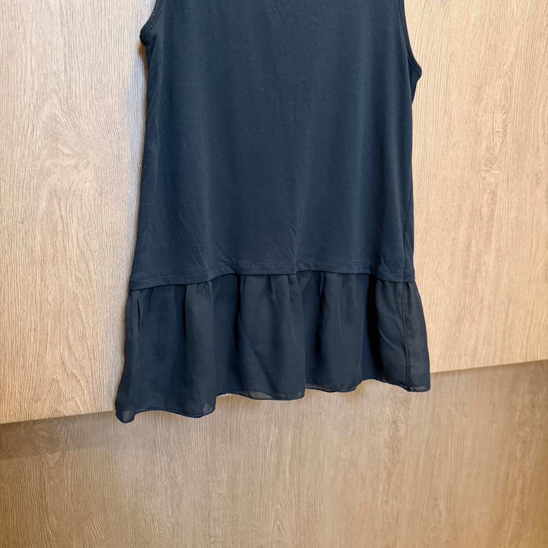 엑시즈팜 슬리브리스 티셔츠 백 크로스 레이스 스트랩 디테일 블랙 상품이미지4