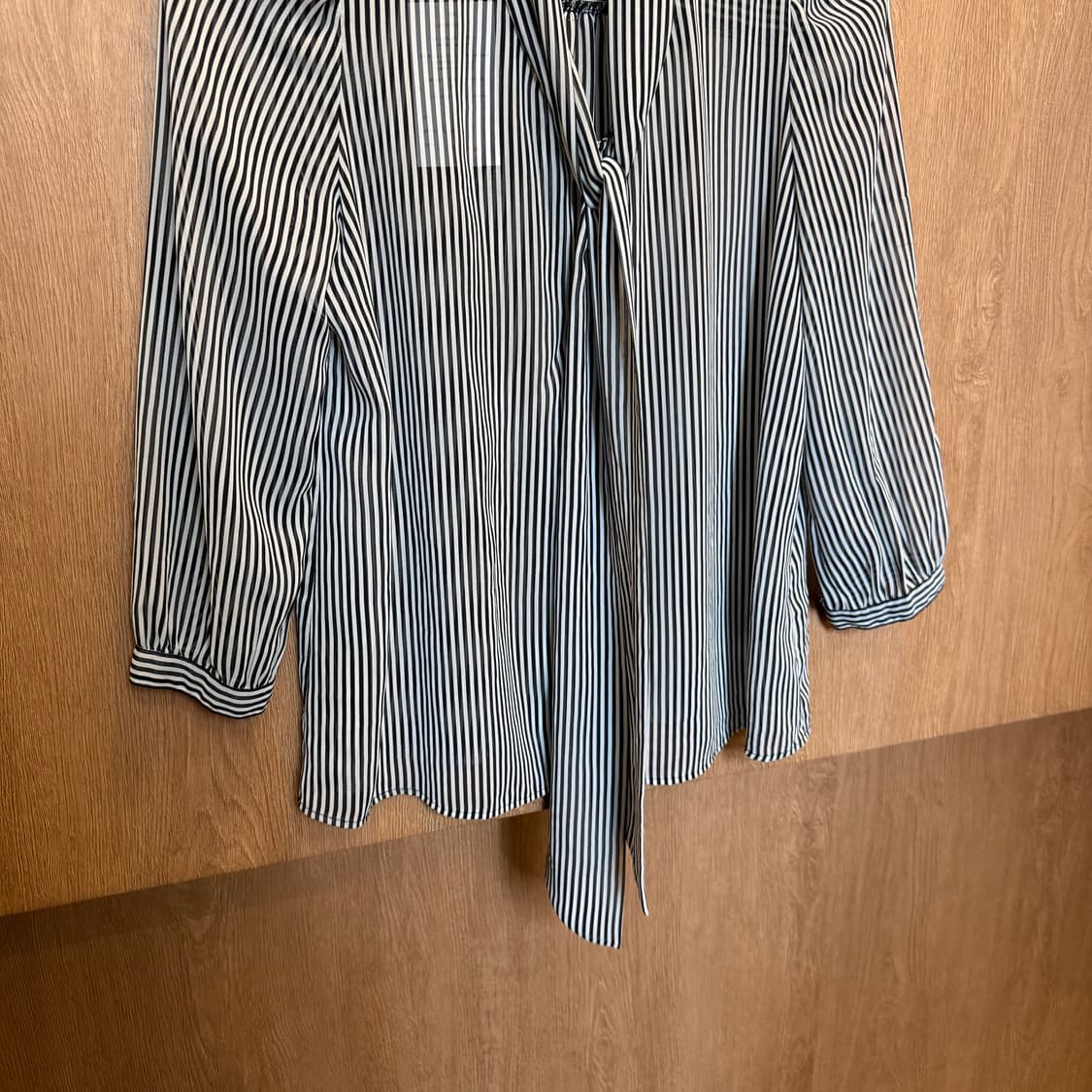 빈티지 스트라이프 블라우스 7부 소매 타이넥 디테일 블랙 화이트 상품이미지4