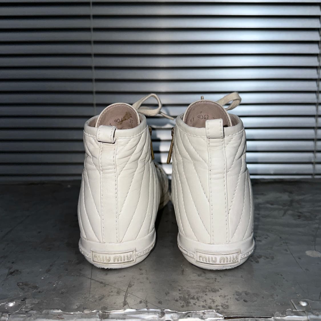 00s 미우미우 퀼팅 레더 포인트 토 하이탑 스니커즈 상품이미지6