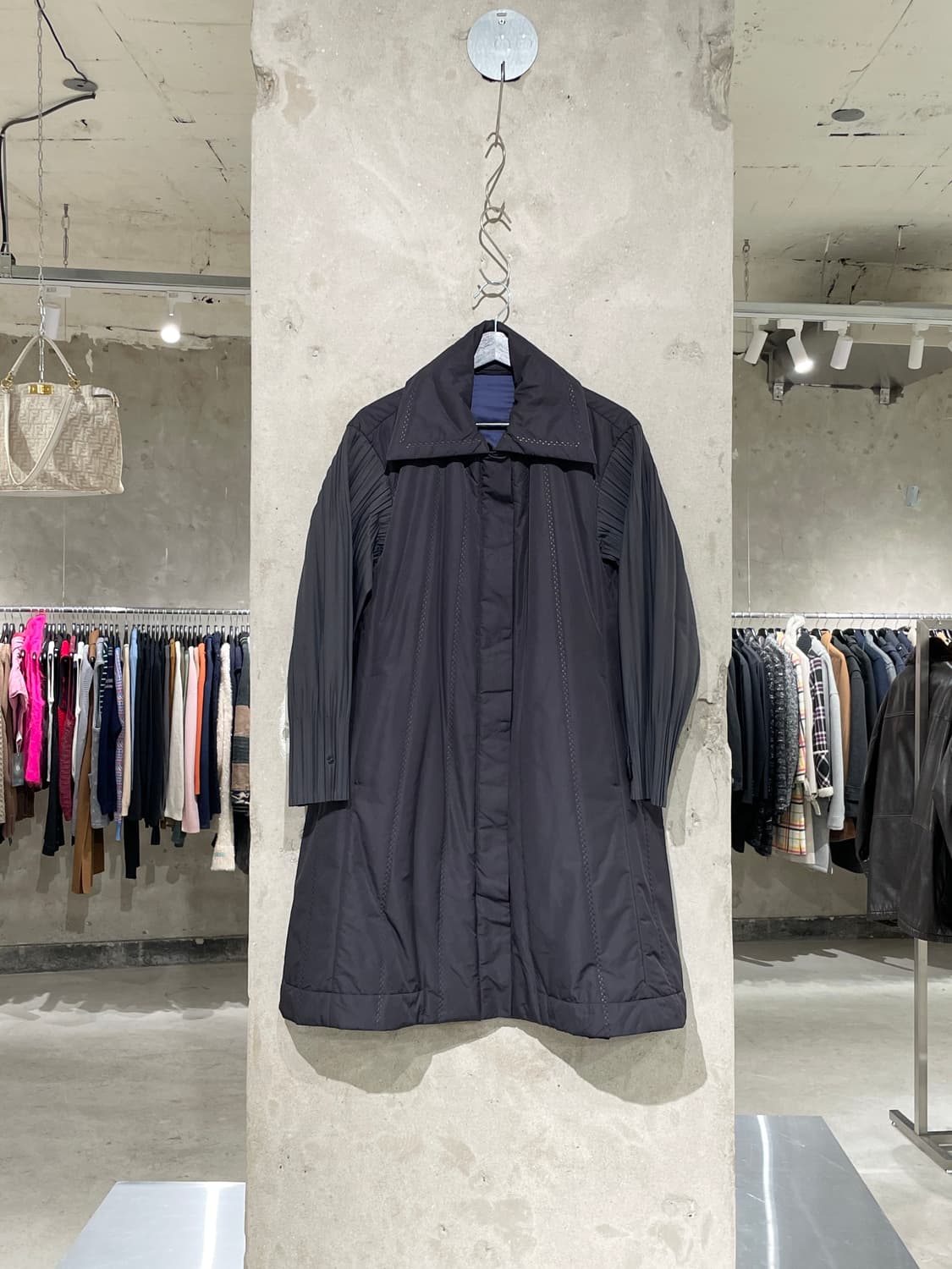 플리츠 플리즈 블랙 스냅 버튼 플리츠 슬리브 패디드 코트 상품이미지1