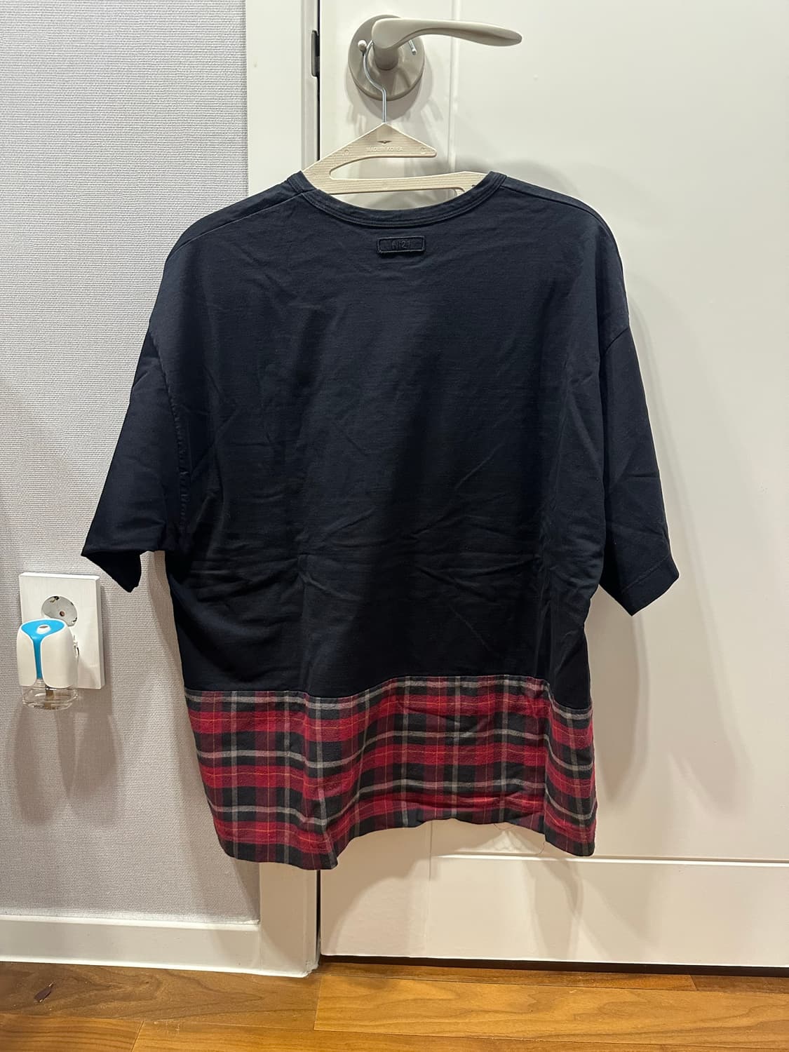 넘버투애니원 N21 블랙 체크 배색 오버핏 반팔티 상품이미지2
