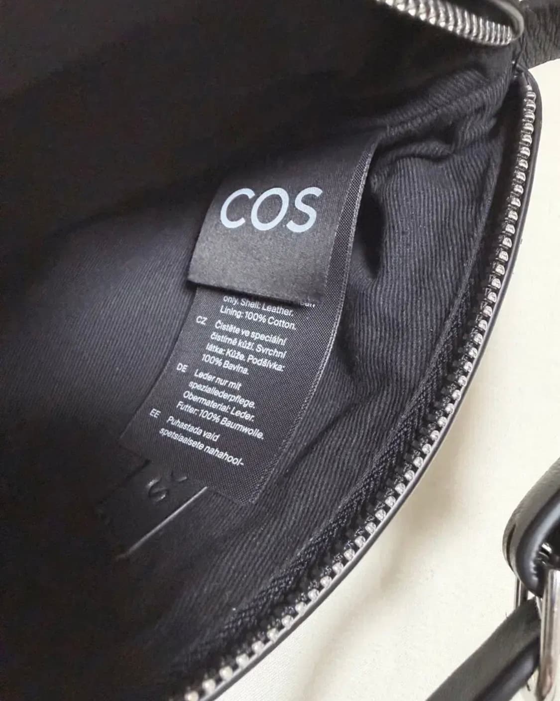 COS_개더 래더 블랙 숄더백_블랙 상품이미지3