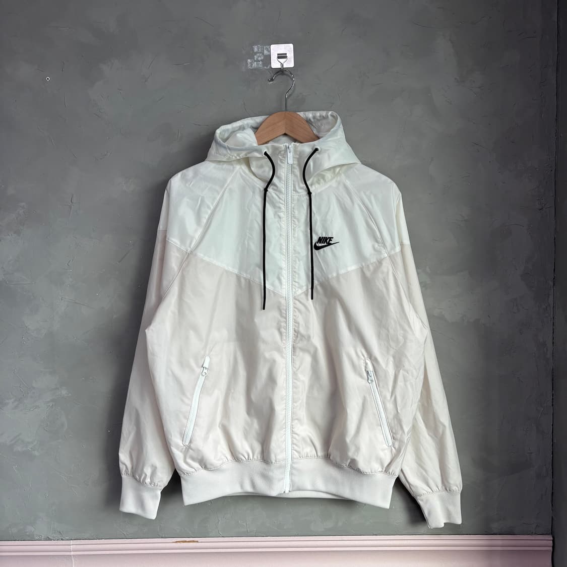 나이키 윈드러너 바람막이 화이트 라이트 오어우드 브라운 상품이미지1