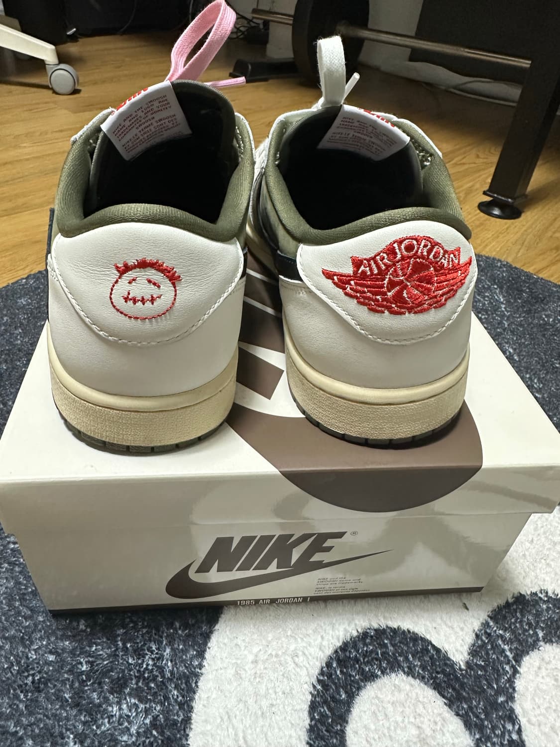 나이키 조던 1 로우 트래비스 스캇 리버스 올리브 285 상품이미지4