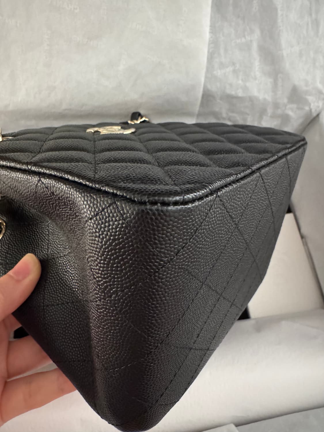 CHANEL 샤넬 클래식 캐비어 미니 버킷백 블랙 금장 상품이미지7