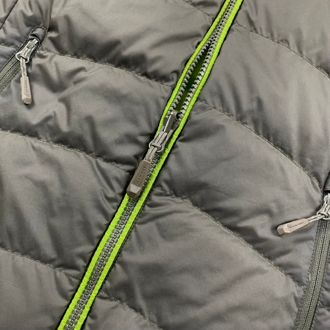 마무트 자수로고 다크브라운/네온 리버시블 덕다운 경량패딩 상품이미지5