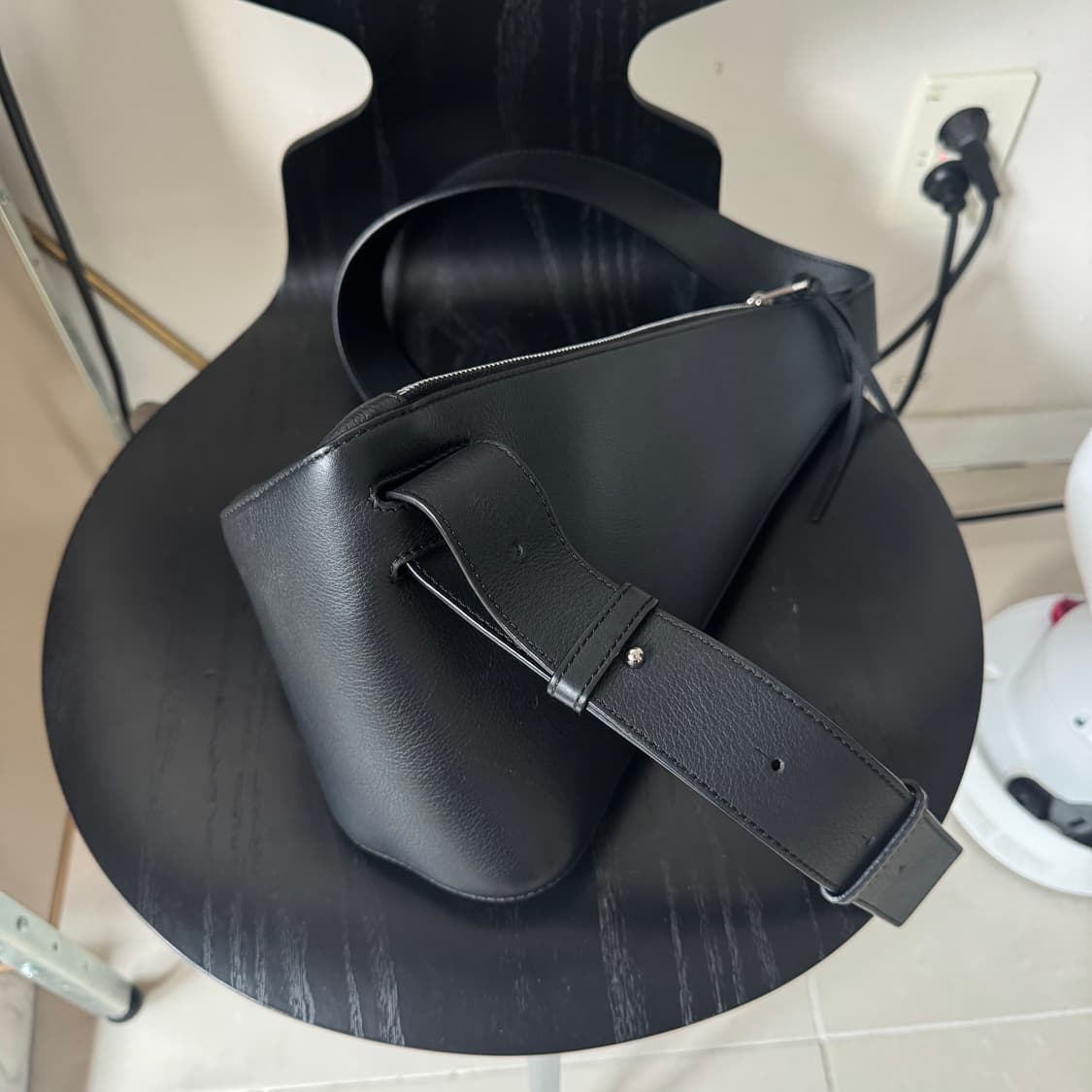 로에베 안톤 슬링백 스몰 블랙  상품이미지5