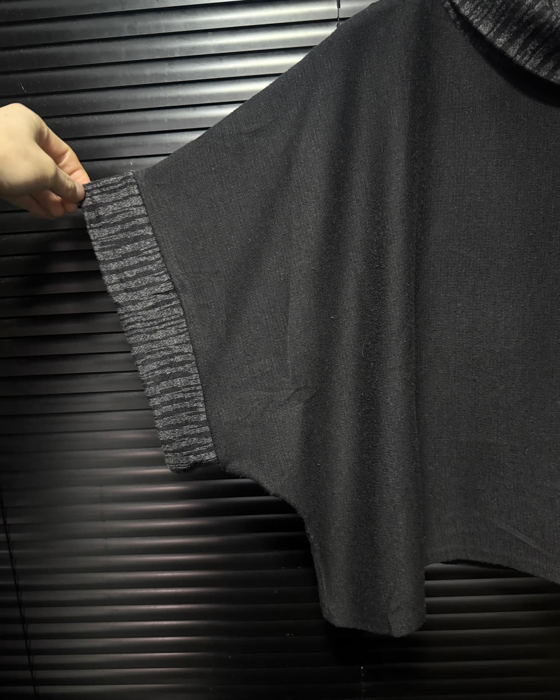 Lafon27 가오리핏 반팔 니트 골지 차콜 배색 카울 튜닉 하이넥 판쵸 상품이미지4