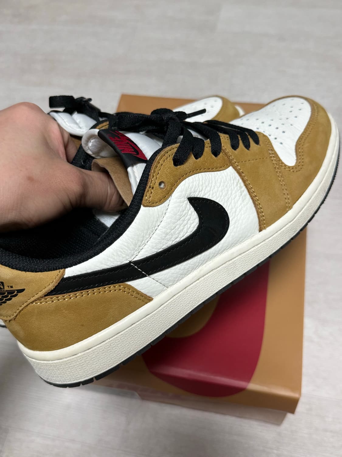 조던 1 로우 OG 세일 앤 골든 하베스트 상품이미지5