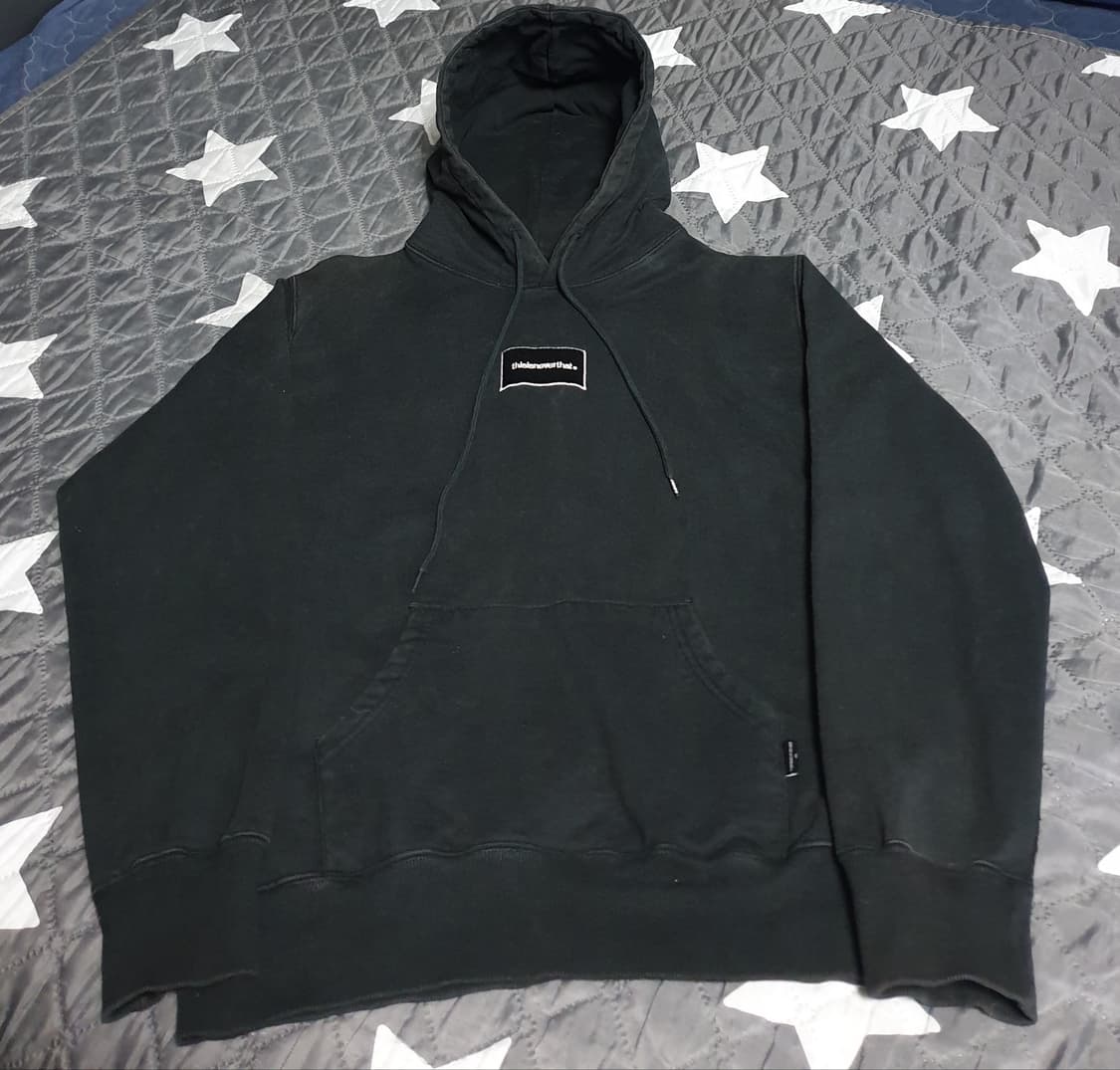 디스이즈네버댓 레터링 박스 자수 혜비코튼 기모 후드티 블랙 (S) 상품이미지1