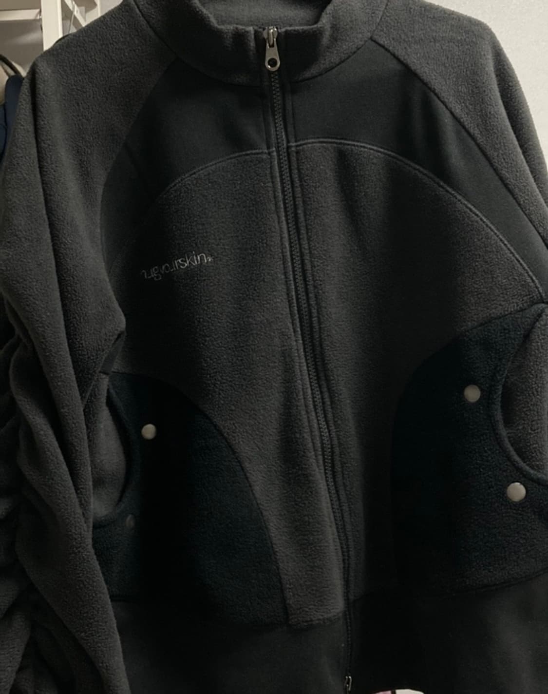 허그유어스킨 패널드 플리스 집업 블랙 상품이미지4