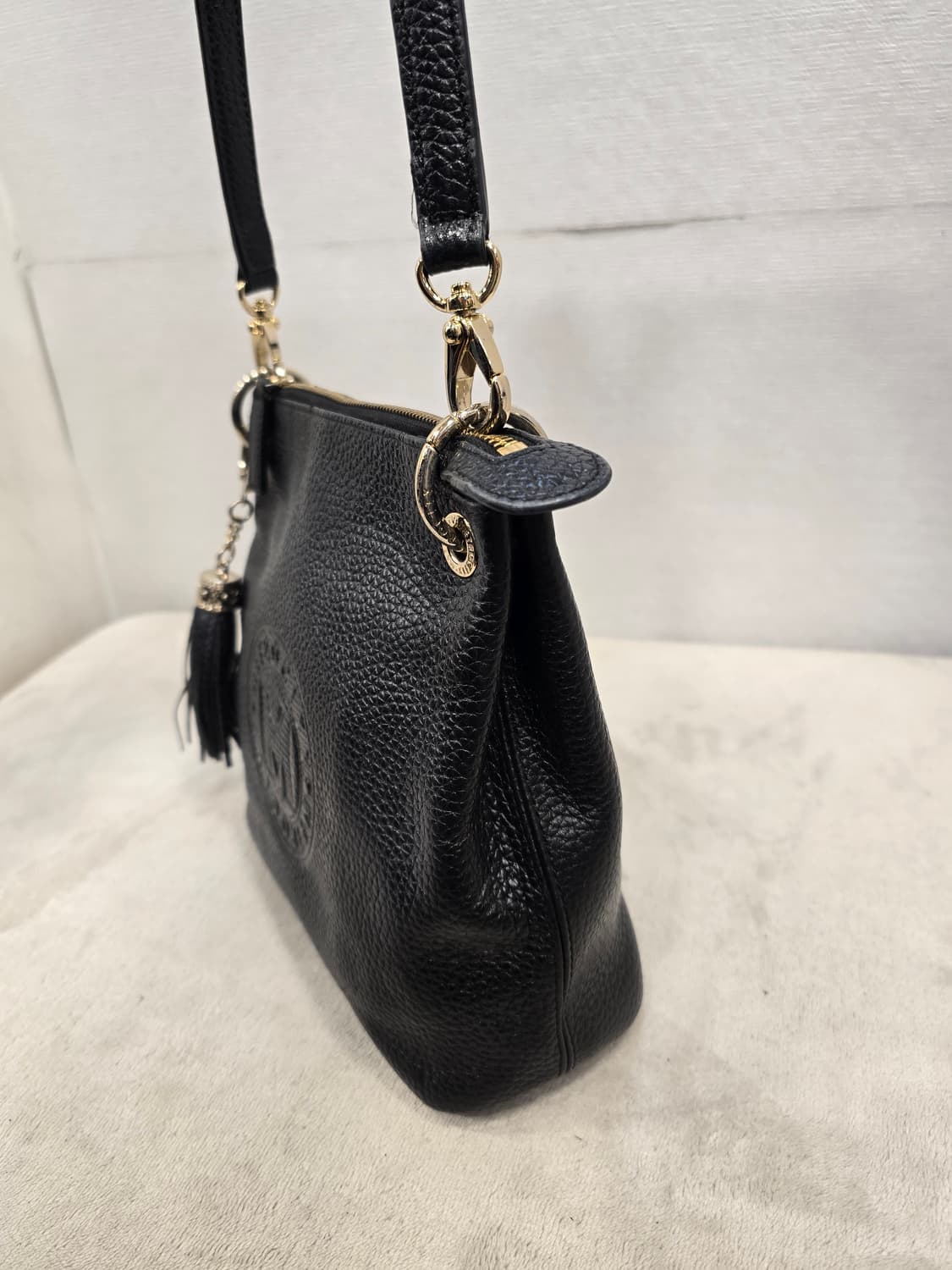 메트로시티 블랙 가죽 숄더백 태슬 장식 상품이미지4