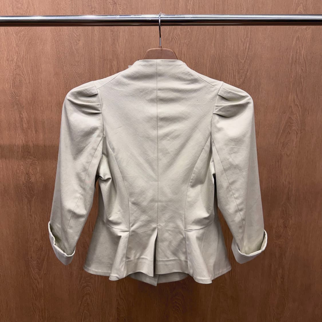 비비안 웨스트우드 자켓 드레이프 숄 카라 숄더 셔링 디테일 슬림핏 베이지 상품이미지3