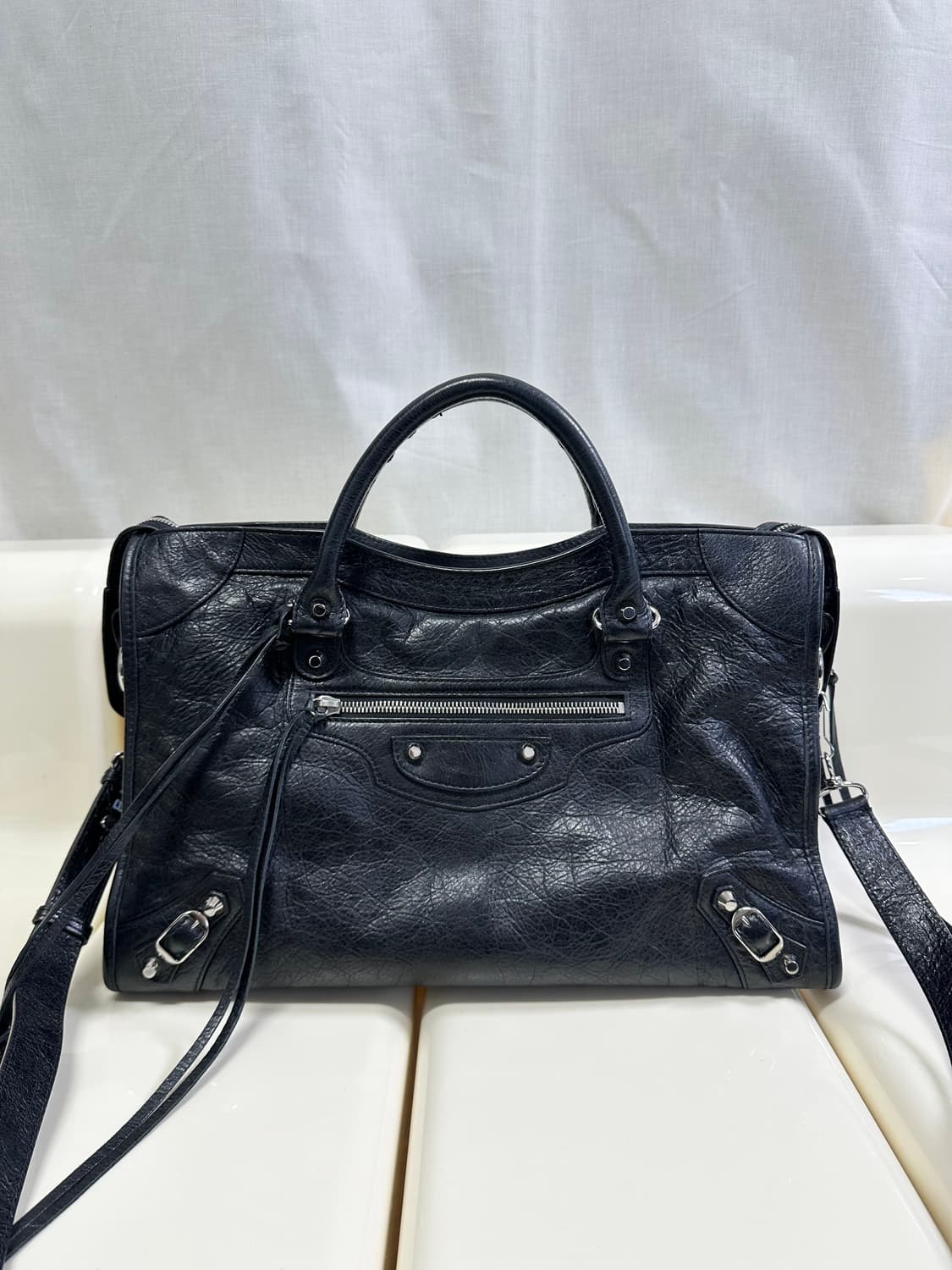 [SA 정품] 발렌시아가 시티 모터백 미디움 블랙 로고스트랩 상품이미지2