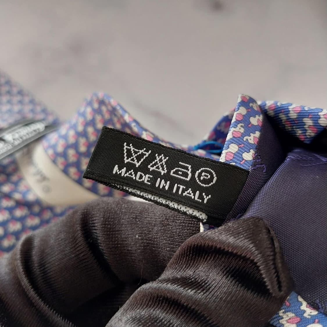 페라가모 실크 블루 코끼리 패턴 넥타이 9cm A+등급 K1405
 상품이미지9