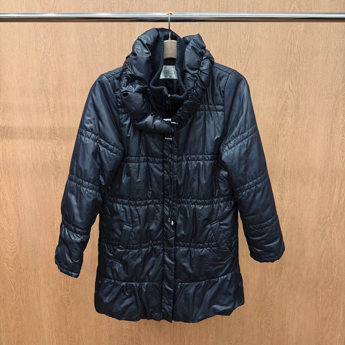 스피치오 하이넥 퀄팅 패딩 코트 드로우 스트링 디테일 레귤러핏 블랙 상품이미지2