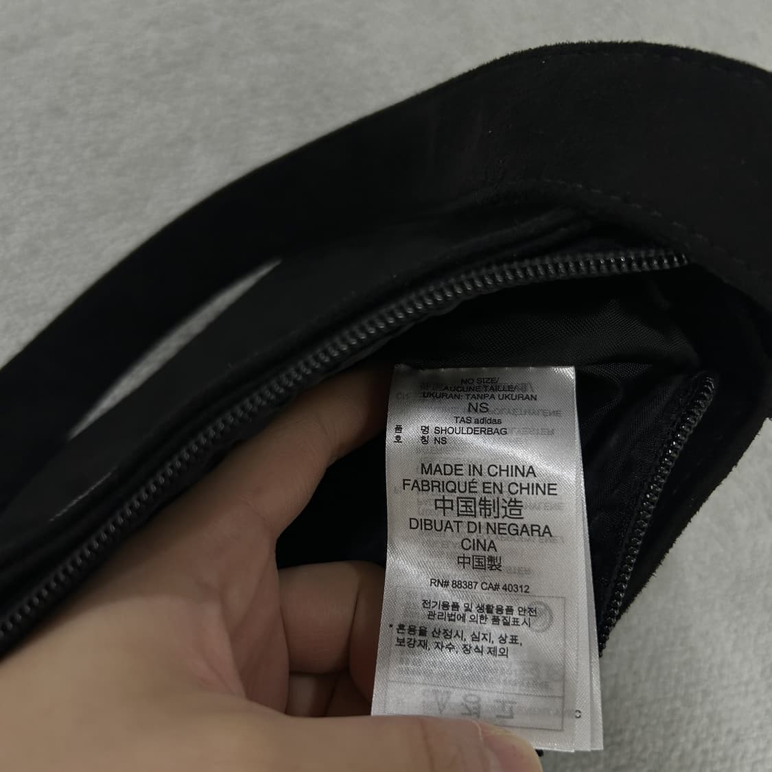 아디다스 블랙 스웨이드 라인스톤 숄더백 상품이미지4