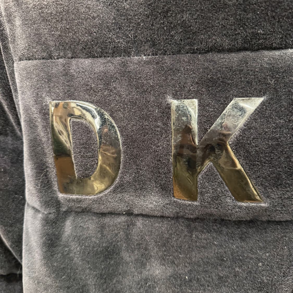 도나카란 뉴욕 스포츠 숏 패딩 점퍼 벨벳 퀄팅 빅 로고 패치 디테일 블랙 상품이미지6