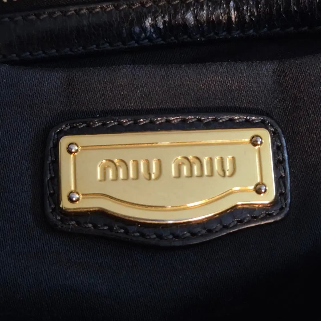 미우미우 사첼백 블랙 금장 상태좋음 상품이미지4