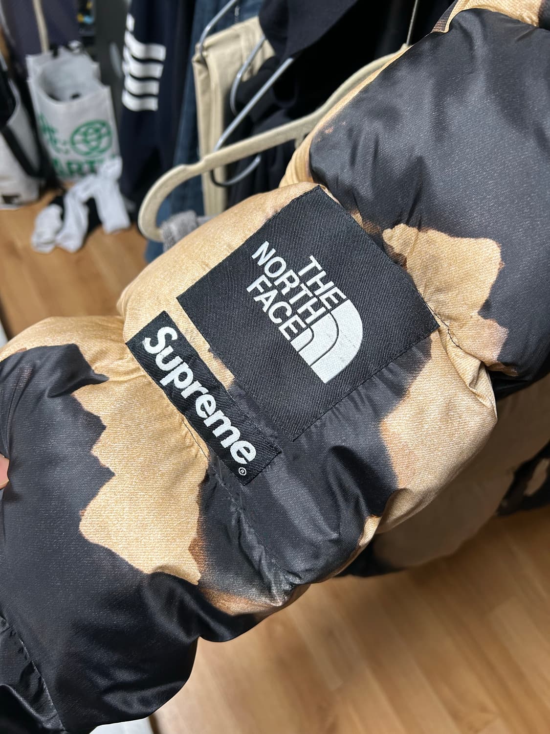 슈프림노스페이스 블리치드데님 패딩 판먀 상품이미지3