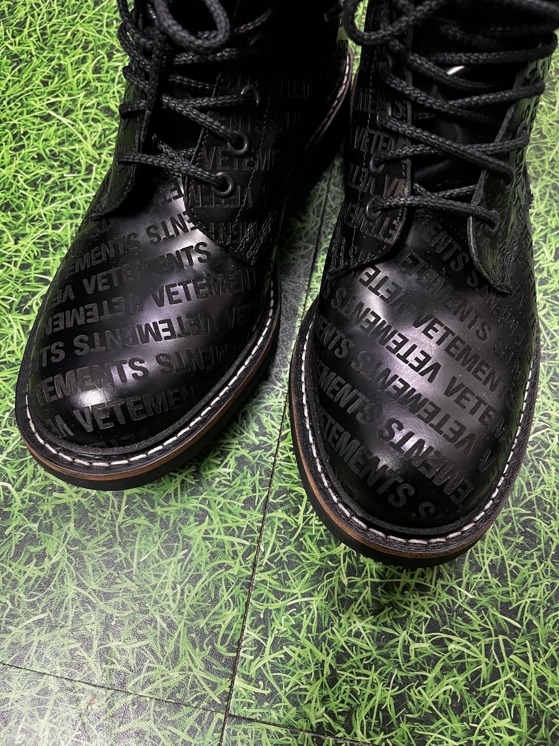 베트멍 x 처치스 음각 레터링 패턴 부츠 구두 상품이미지2