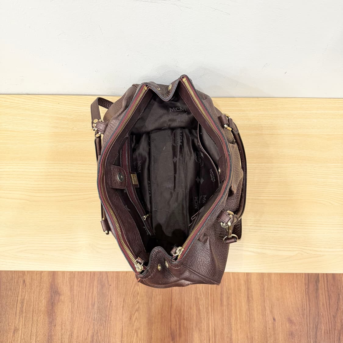 MCM 레더 토트백 골드 로고 더블 핸들 바닥 스터드 디테일 브라운 상품이미지5