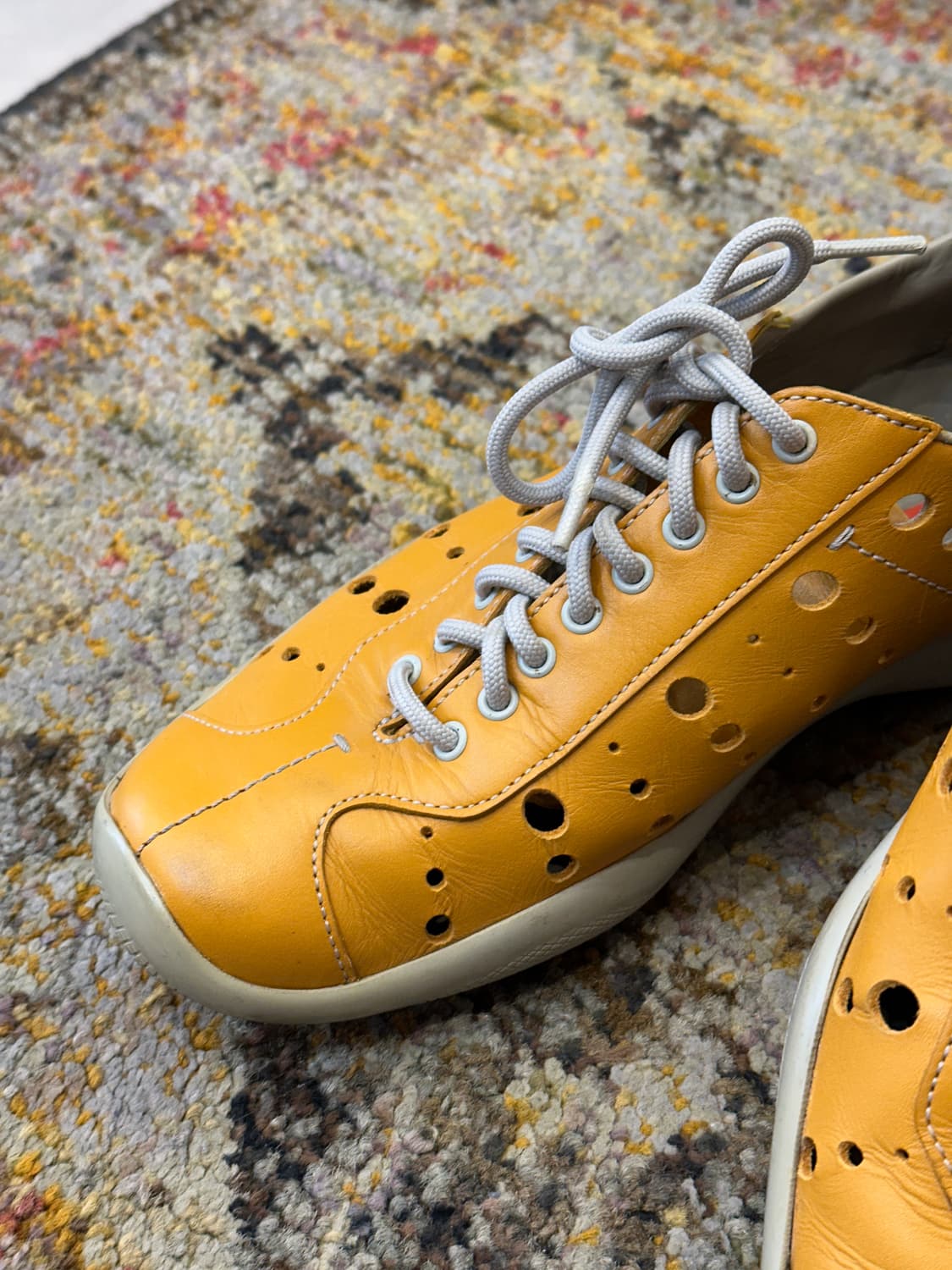 PRADA SPORT 펀칭 레더 빈티지 스니커즈 상품이미지5