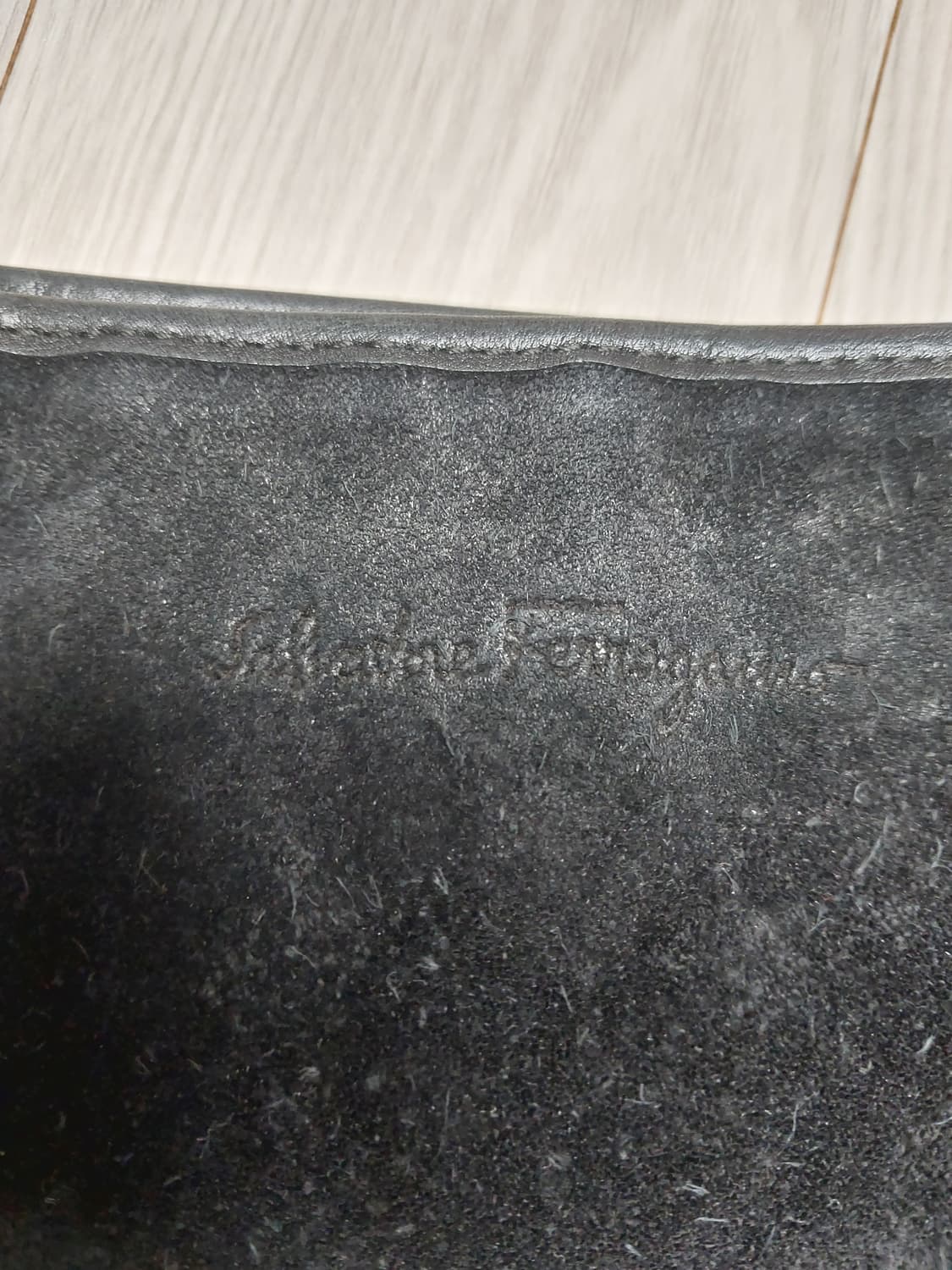 정품 페라가모 스웨이드 퍼 크로스백 상품이미지4