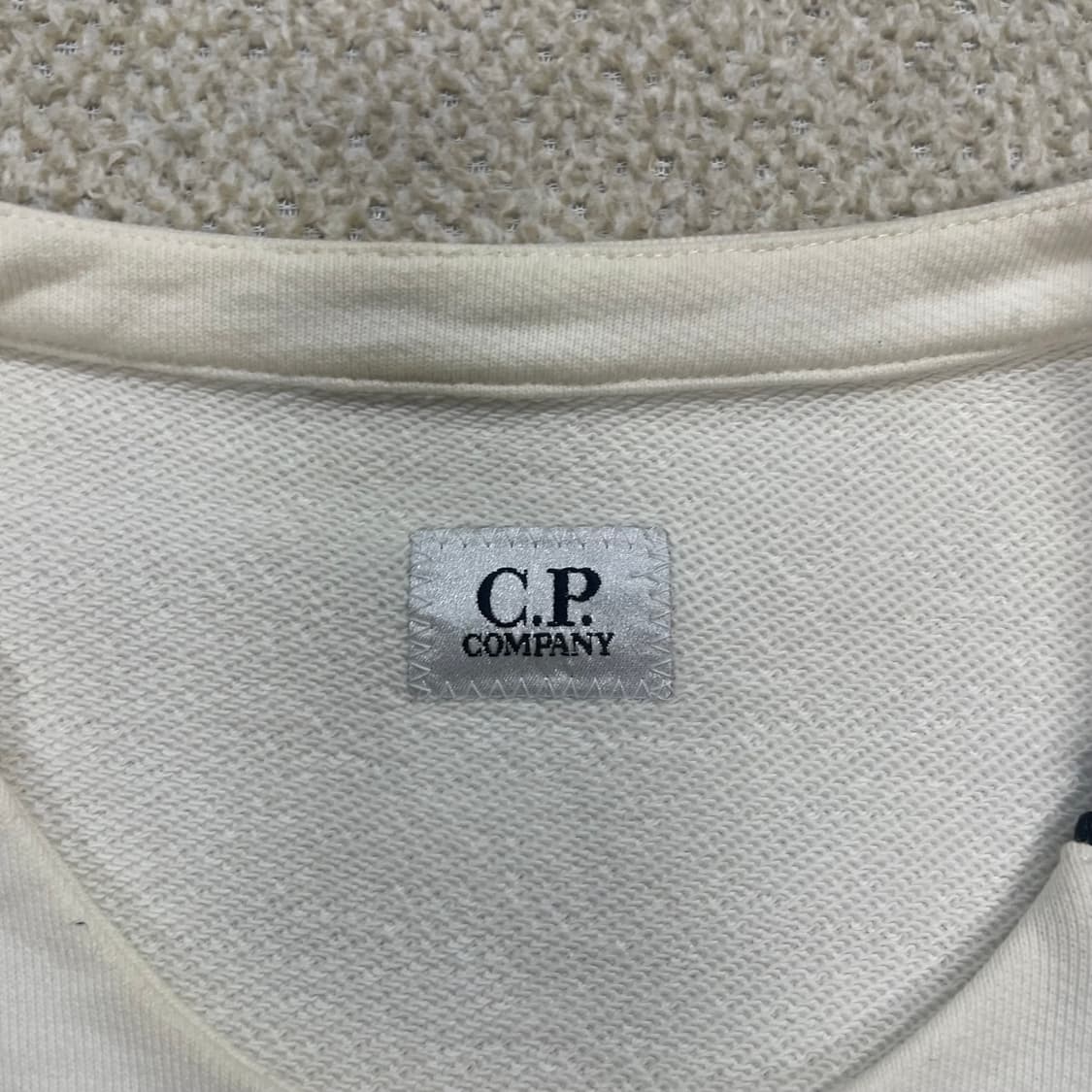 C.P 컴퍼니 렌즈 와펜 사선 크루넥 맨투맨 화이트 상품이미지4