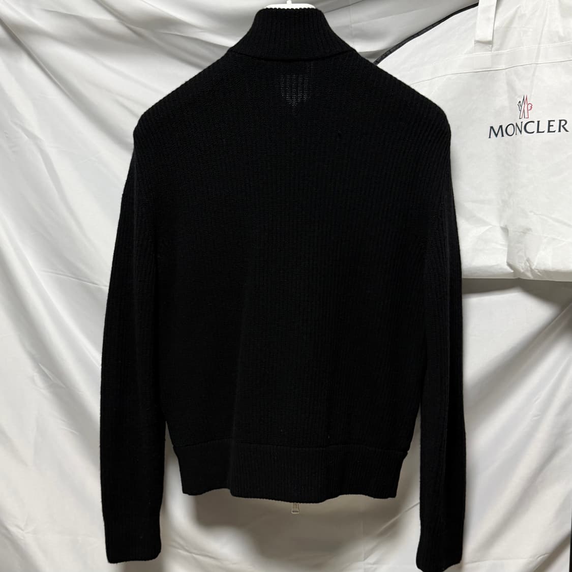 [S+급/M] 23FW 몽클레어 니트패딩 벨벳 집업 블랙 상품이미지4