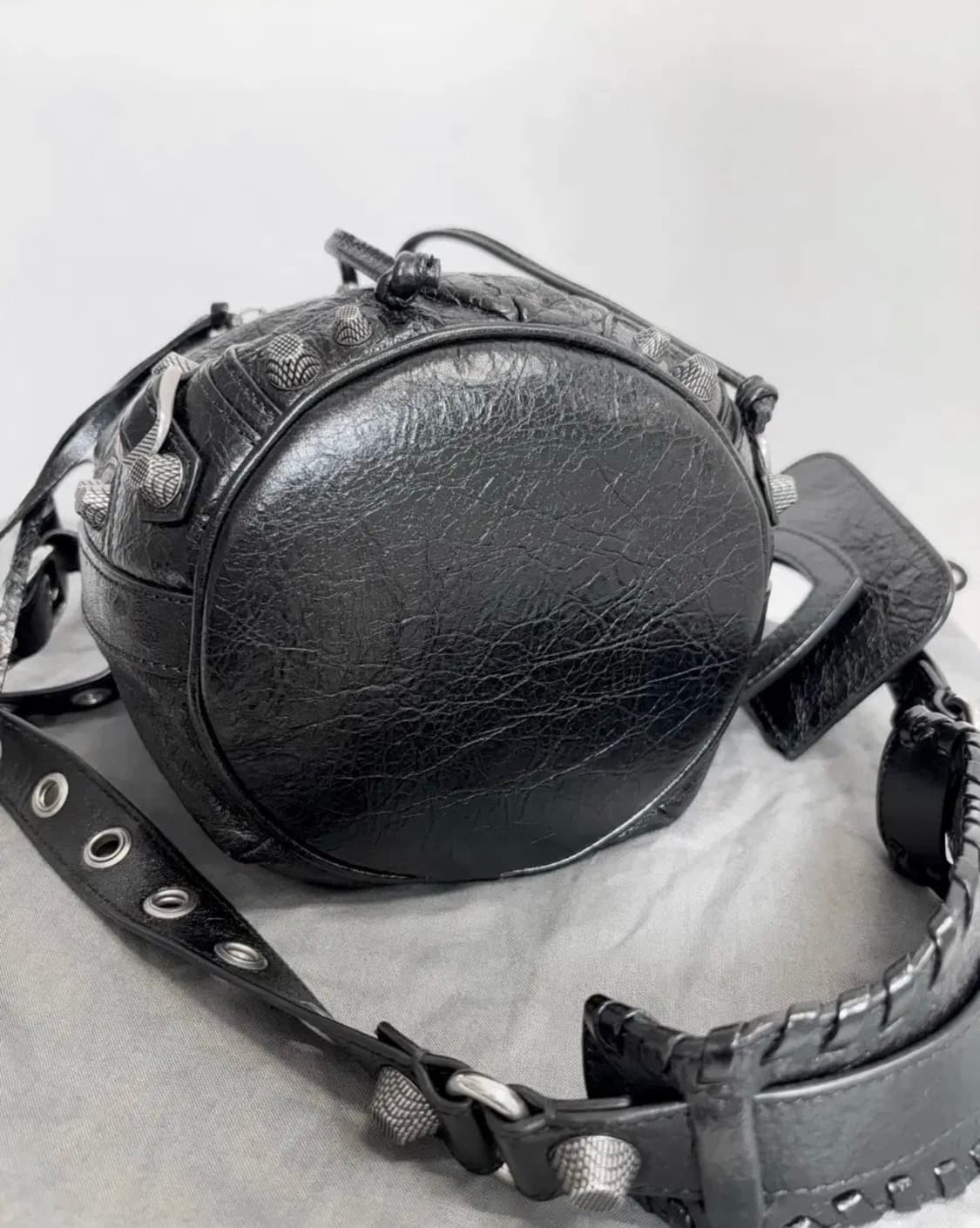 발렌시아가 르카골 버킷백 xs 상품이미지3