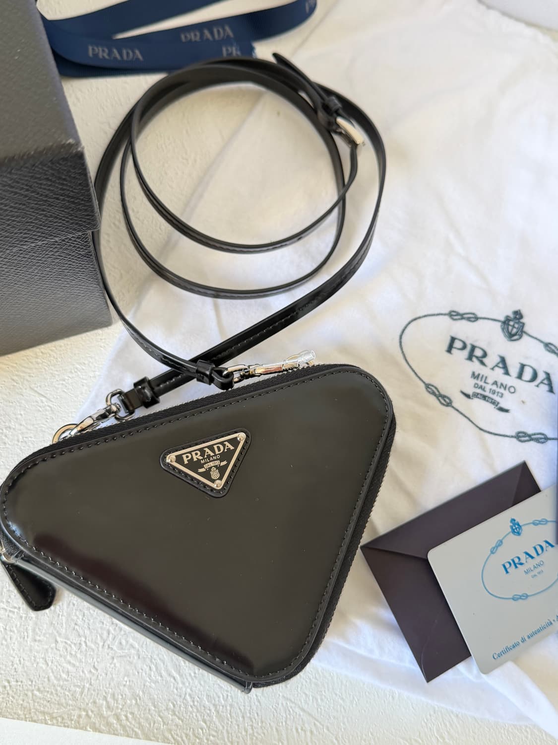 프라다 레더 트라이앵글백 미니 블랙 상품이미지3