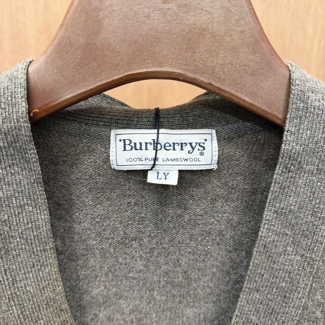 버버리 딥 브이넥 니트 베스트 버튼 업 나이트 로고 자수 디테일 브라운 상품이미지7