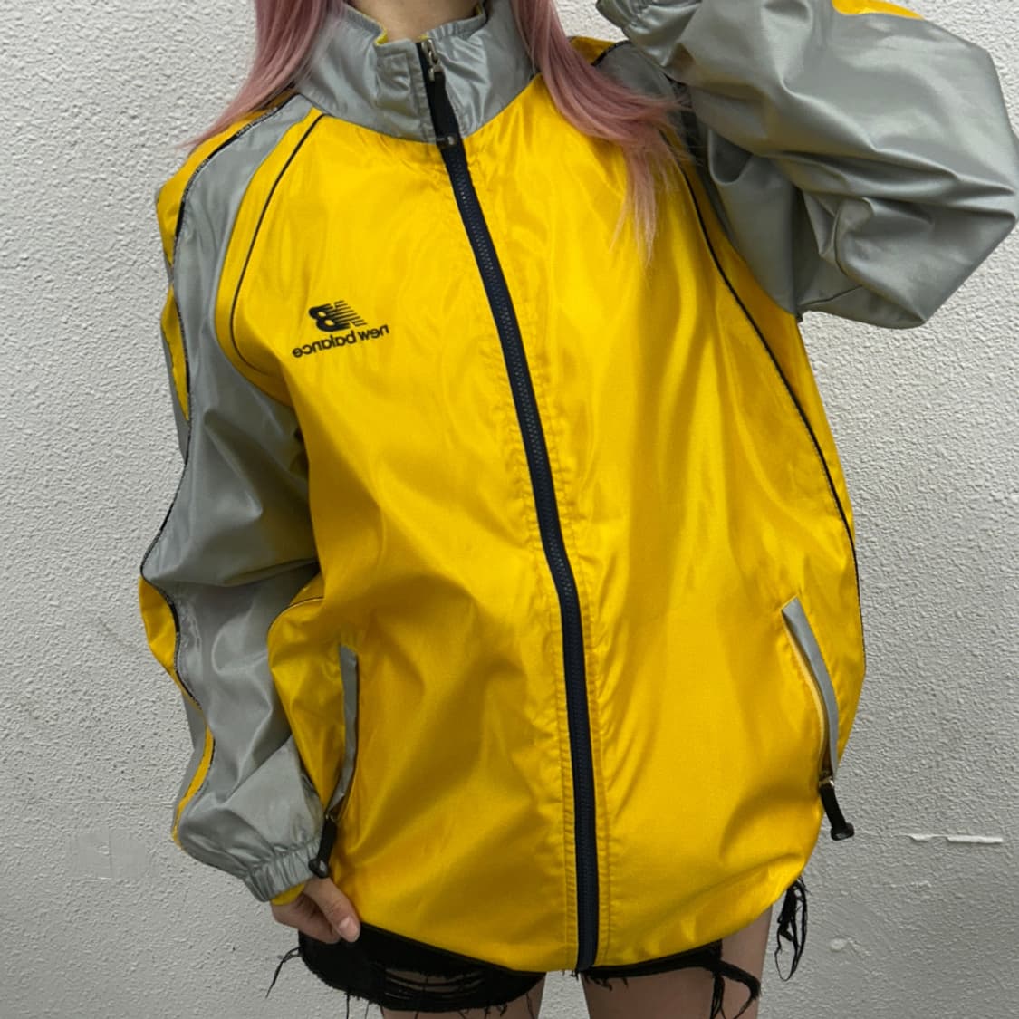 뉴발란스 그레이 배색 옐로우 바람막이 105 상품이미지1