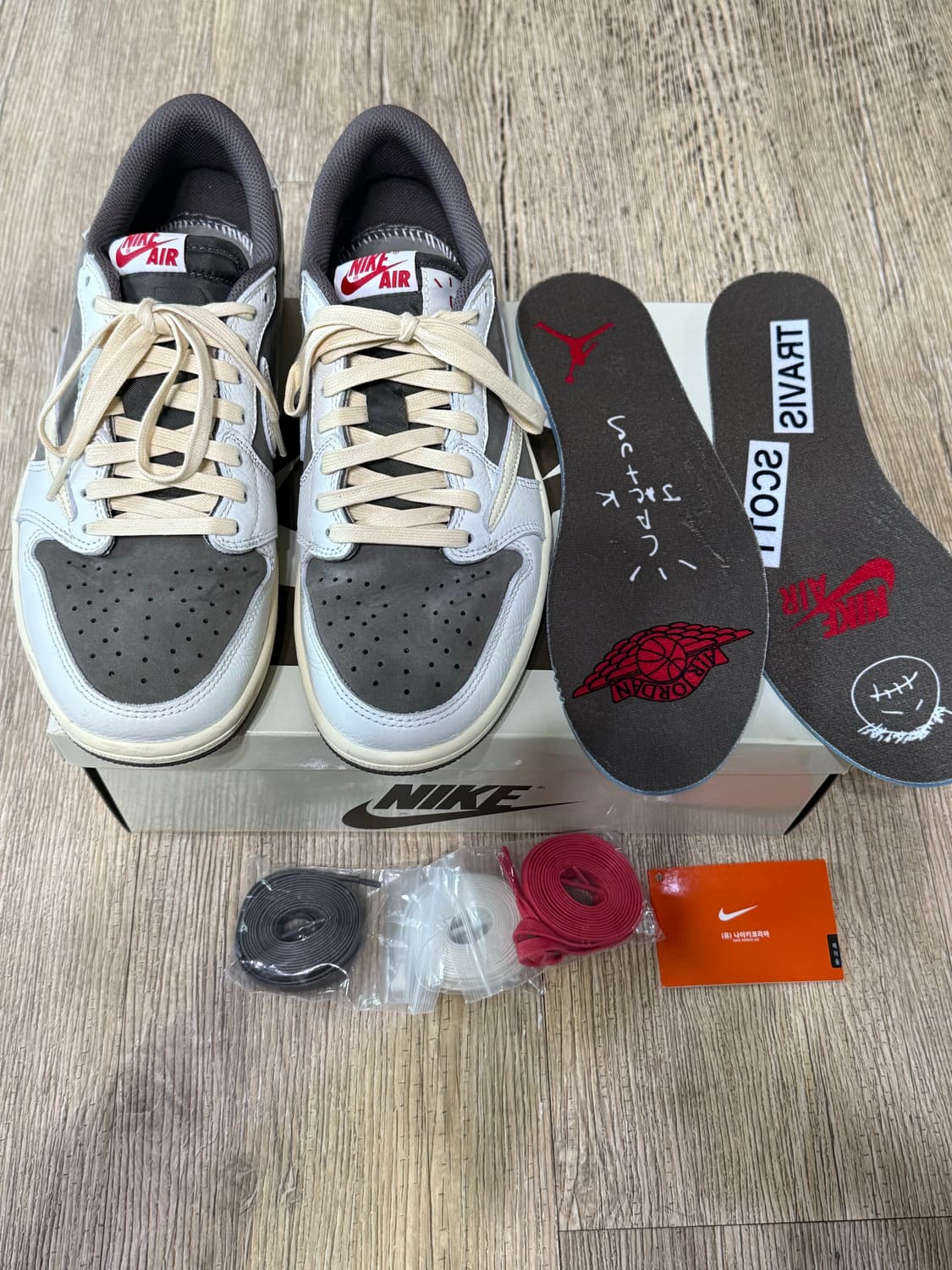 [260] 조던1 트래비스 스캇 리버스 모카 상품이미지1