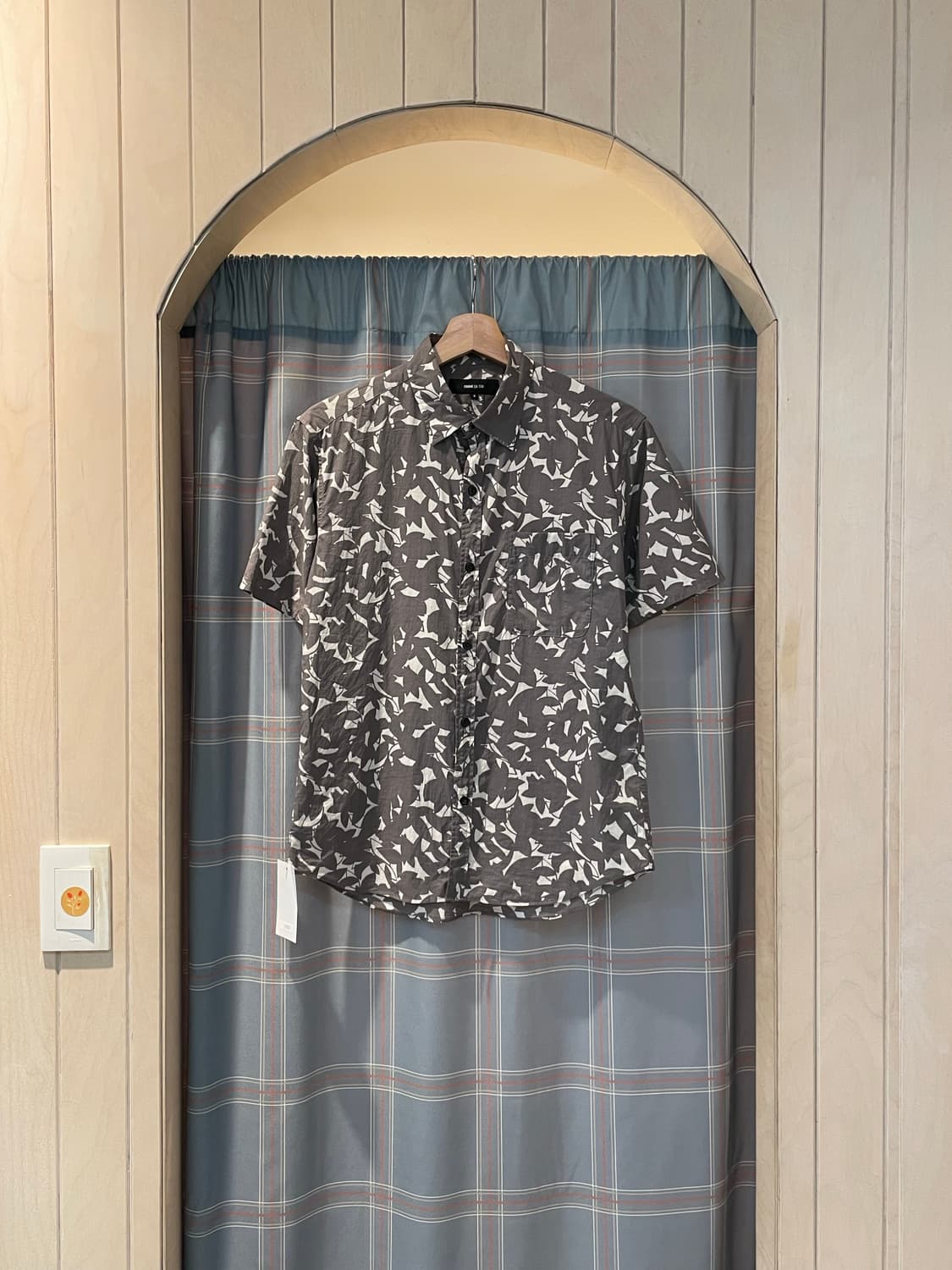 콤사이즘 그레이 프린트셔츠 상품이미지1