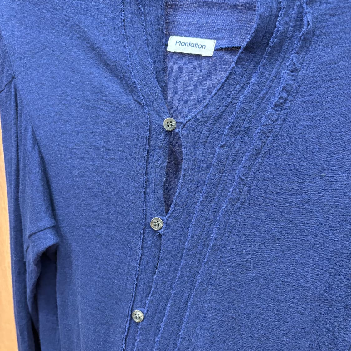 이세이미야케 플랜테이션 긴팔 가디건 풀버튼 숄칼라 러프 디테일 네이비 상품이미지6
