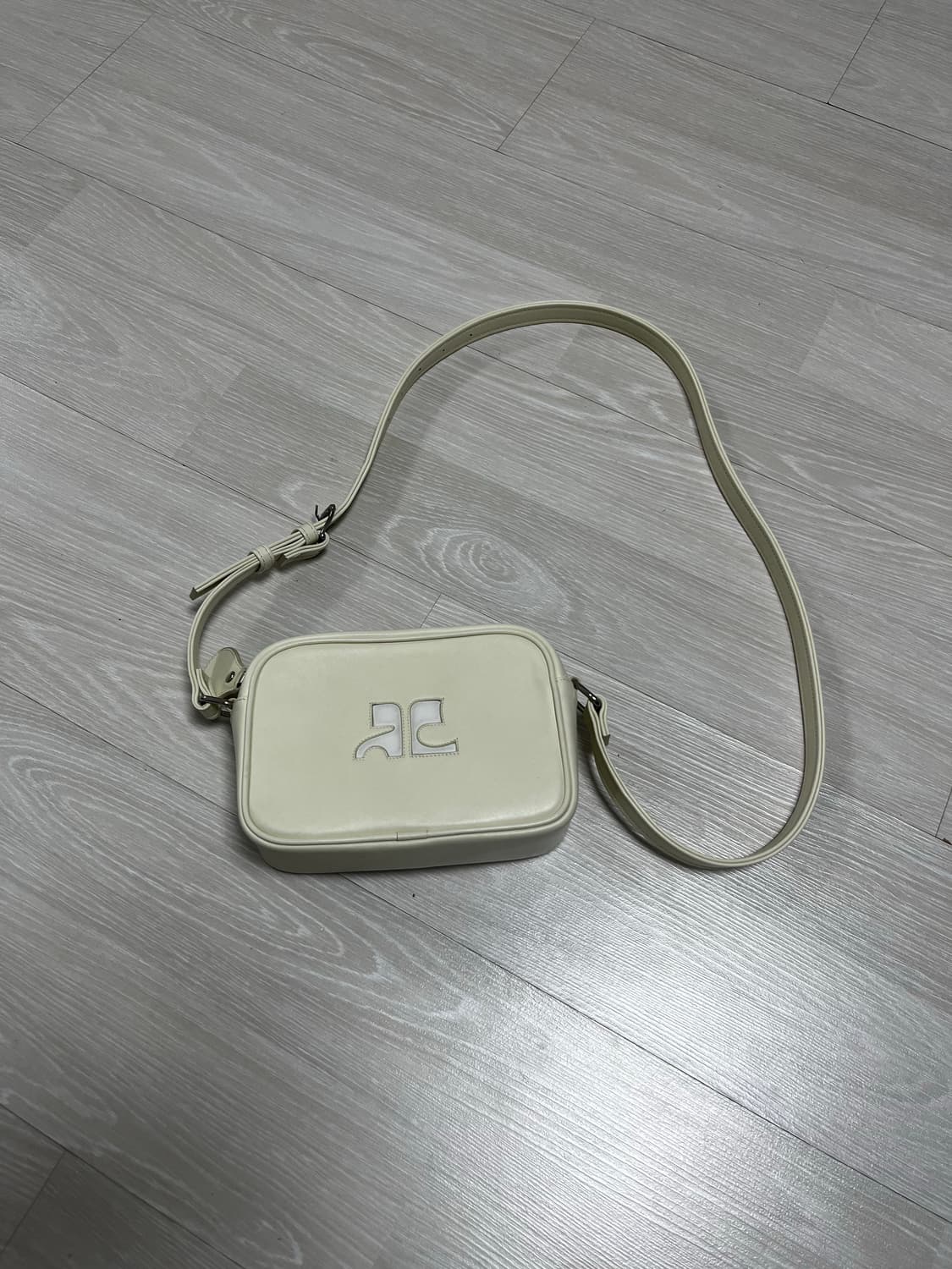 Courreges 꾸레쥬 카메라백 크림 상품이미지1
