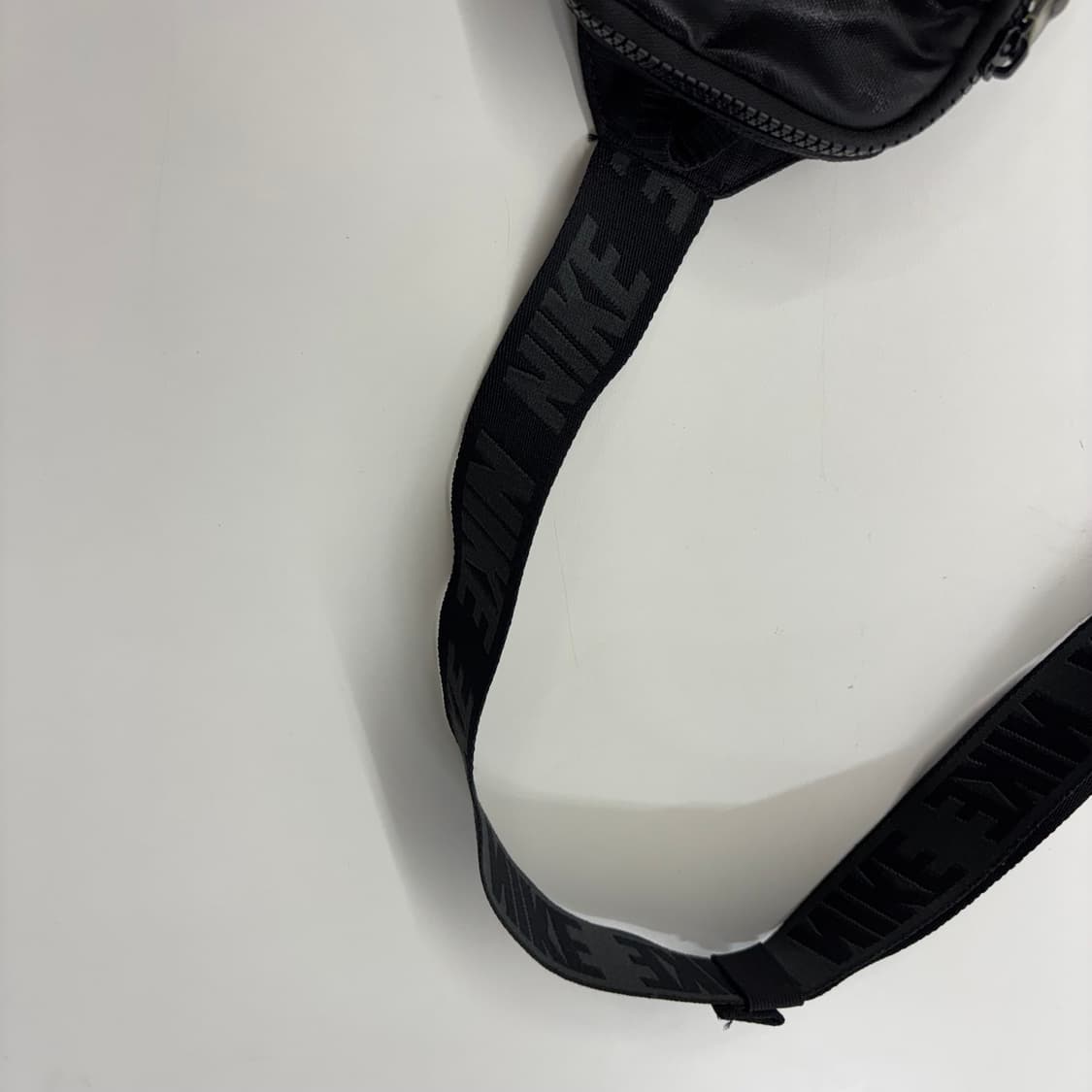 나이키 스포츠웨어 헤리티지 스몰 아이템 백 (Black) 상품이미지4