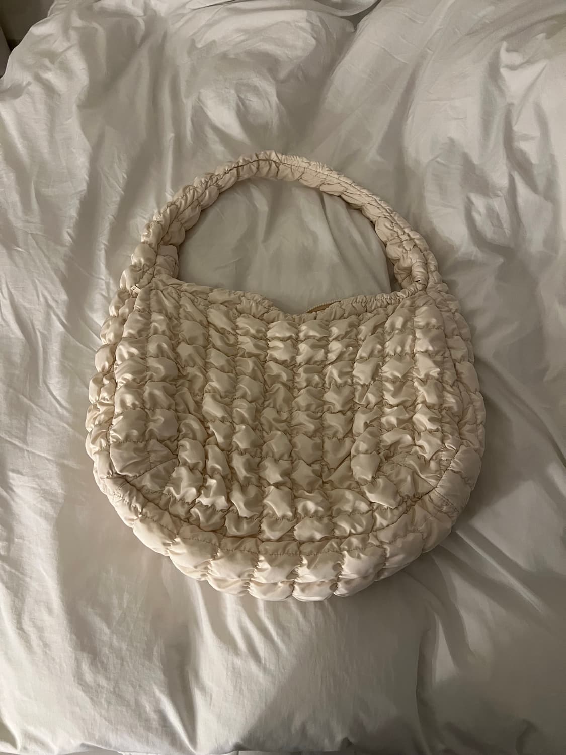코스 오버사이즈 퀼티드 퀼팅백 구름백 아이보리 상품이미지1