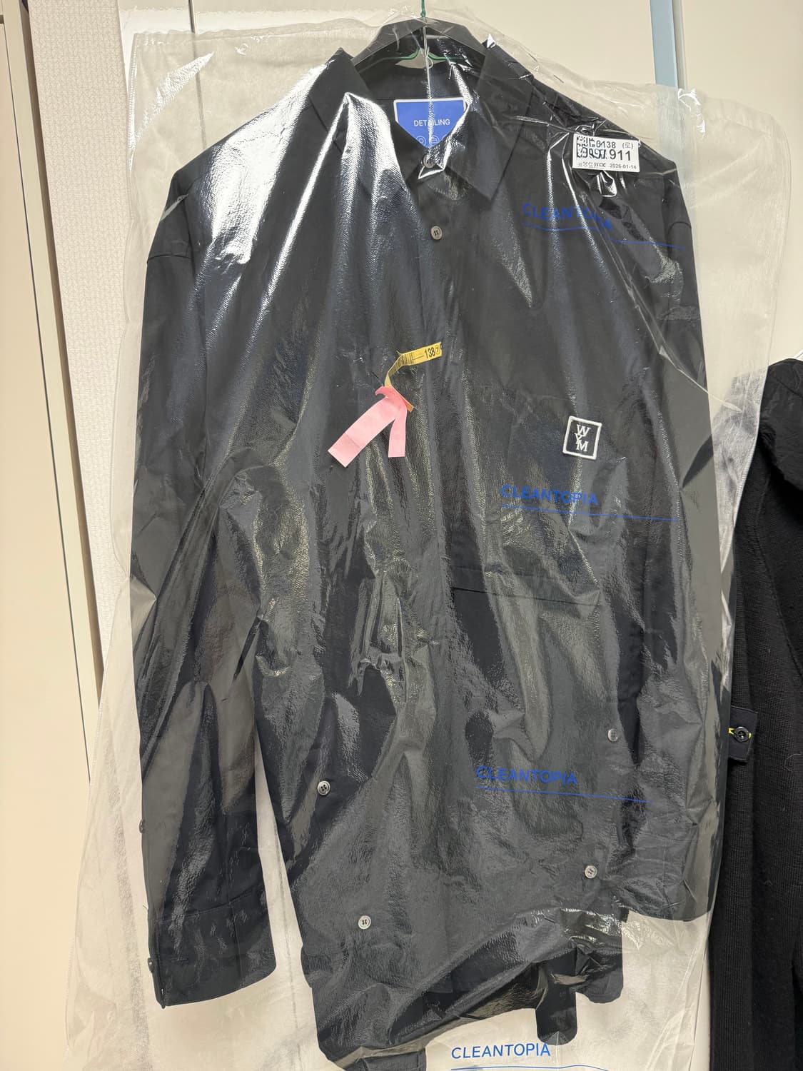 우영미 백로고 블랙셔츠 상품이미지5