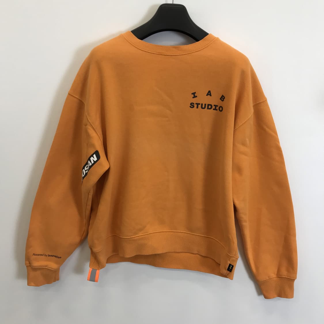 아이앱스튜디오 x 두산 스웻셔츠 맨투맨 [M] 상품이미지1