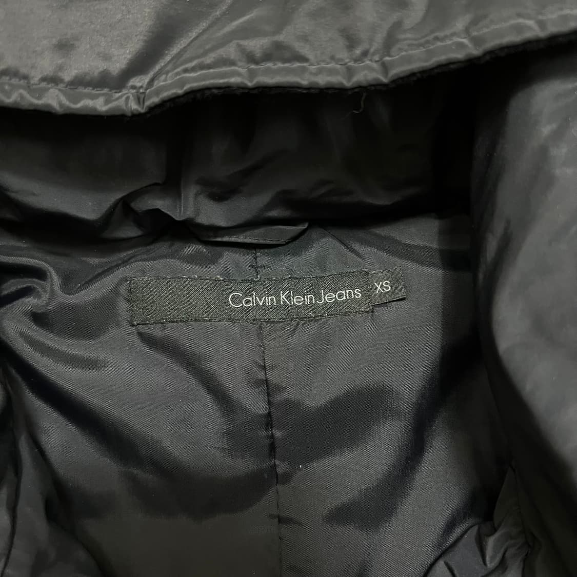 켈빈클라인 진스 여성 덕다운 와펜 후드 롱패딩 점퍼 [네이비] XS/85 상품이미지4